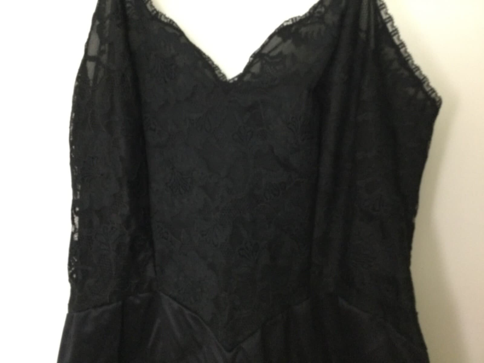 Vanity Fair Vintage Full Slip w/ Black Fitted? Lace Bodice & Hem Size 36 USA - Thumbnail 7