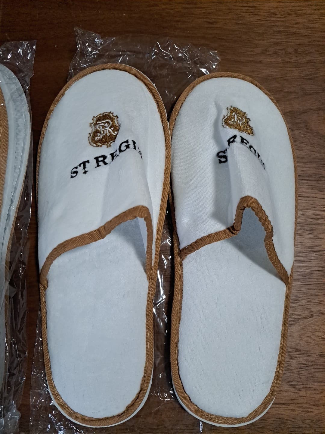 St Regis Gold Logo Hotel Spa Travel Slippers Lot Of 2 NEW Sealed - Thumbnail 2