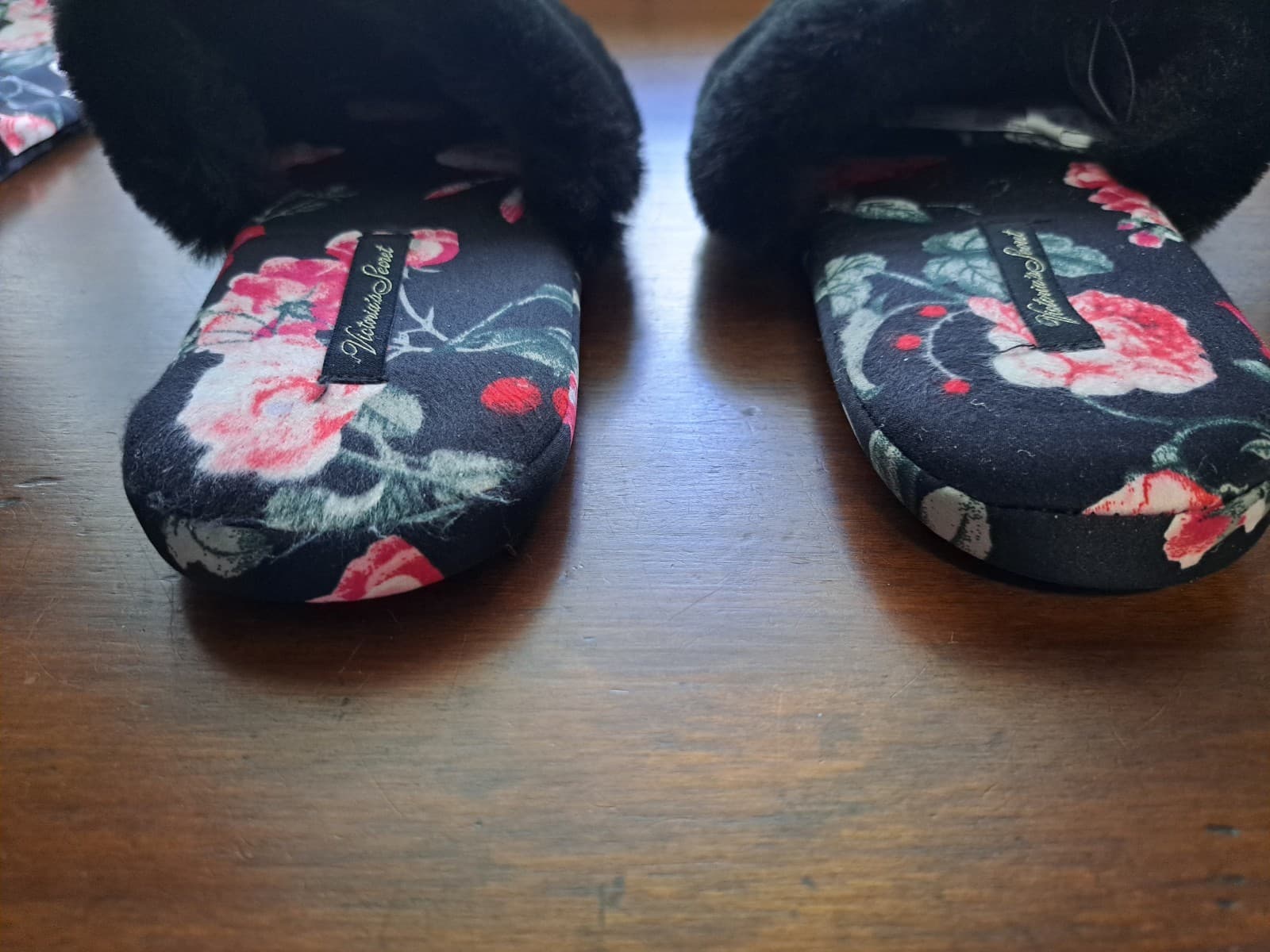 Victoria’s Secret Satin Roses & Faux Fur Black Slippers w/Travel Bag L 8-9 - Thumbnail 5