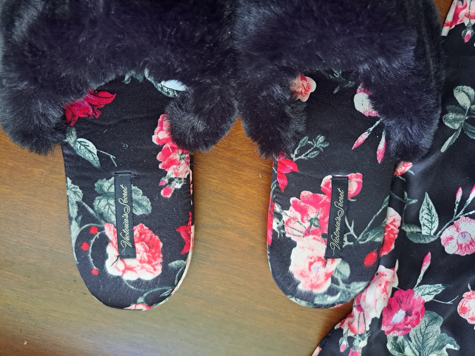 Victoria’s Secret Satin Roses & Faux Fur Black Slippers w/Travel Bag L 8-9 - Thumbnail 3