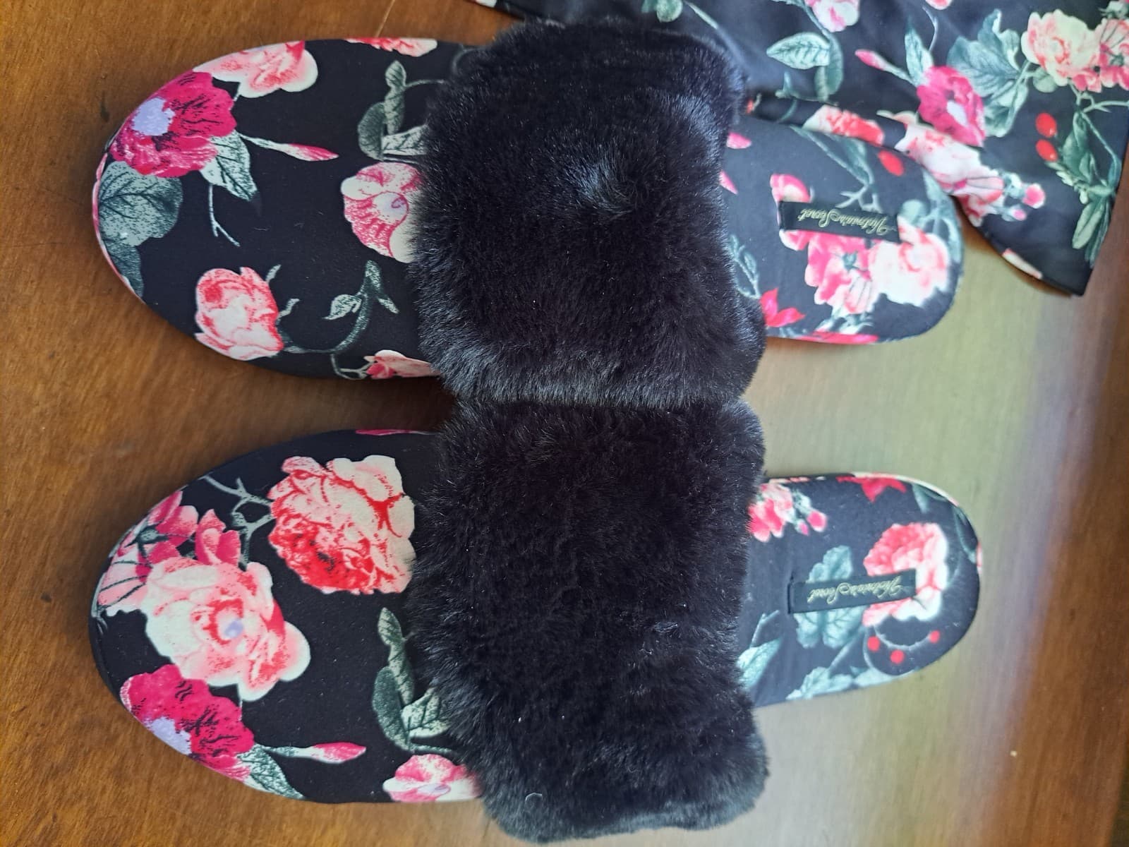 Victoria’s Secret Satin Roses & Faux Fur Black Slippers w/Travel Bag L 8-9 - Thumbnail 2