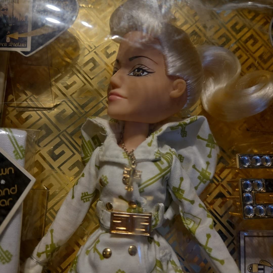 Gwen Stefani Wind It Up Doll The Sweet Escape Huckleberry 2007 - Thumbnail 2