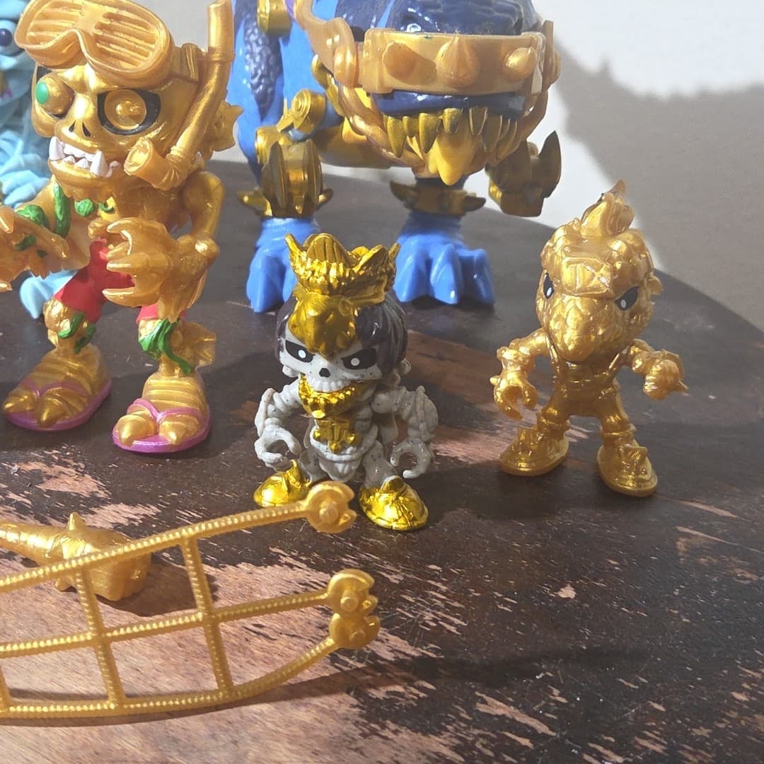 Large Lot of Treasure X Action Figures Aliens Monsters And Accessories - Thumbnail 5