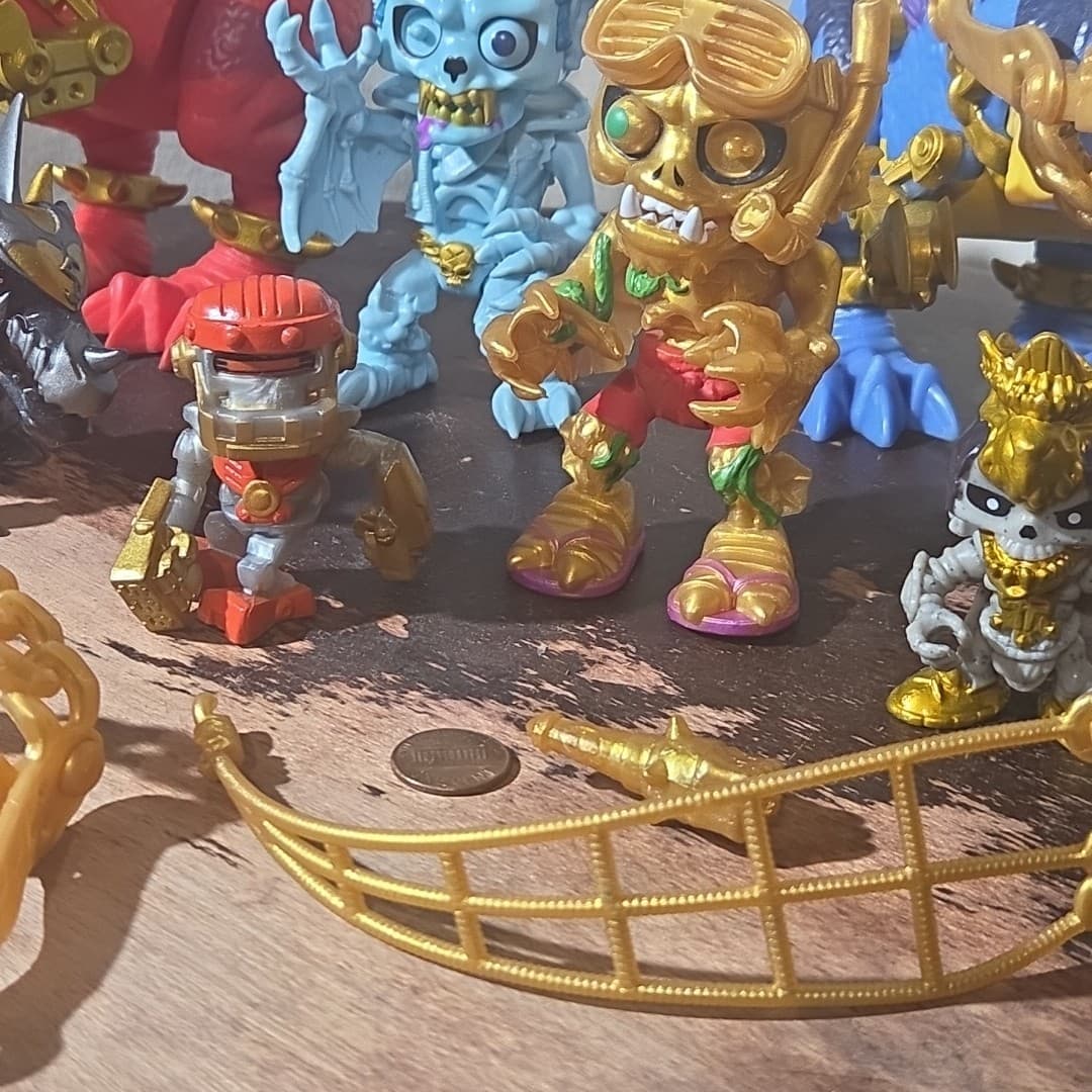 Large Lot of Treasure X Action Figures Aliens Monsters And Accessories - Thumbnail 4