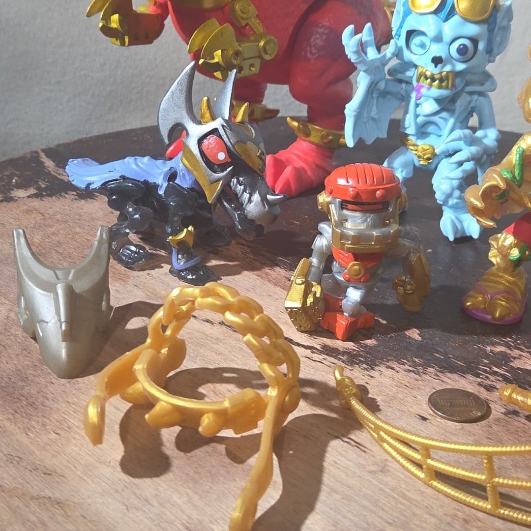 Large Lot of Treasure X Action Figures Aliens Monsters And Accessories - Thumbnail 3
