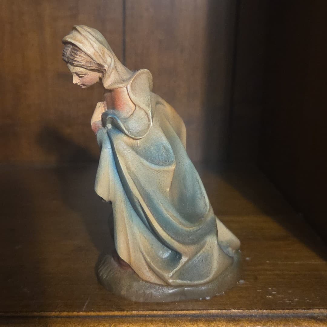 VINTAGE NATIVITY KNEELING Virgin MARY FIGURE CHRISTMAS Resin Figurine - Thumbnail 2