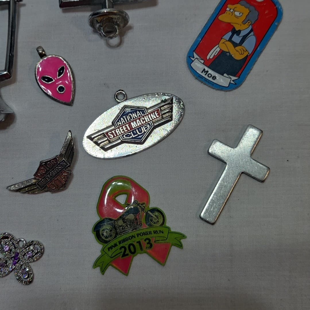 Mixed LOT 17: Pendants, Charms & Emblems: Vintage Olds' Hood Ordiment - Thumbnail 4