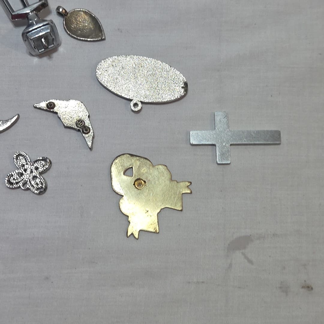 Mixed LOT 17: Pendants, Charms & Emblems: Vintage Olds' Hood Ordiment - Thumbnail 14