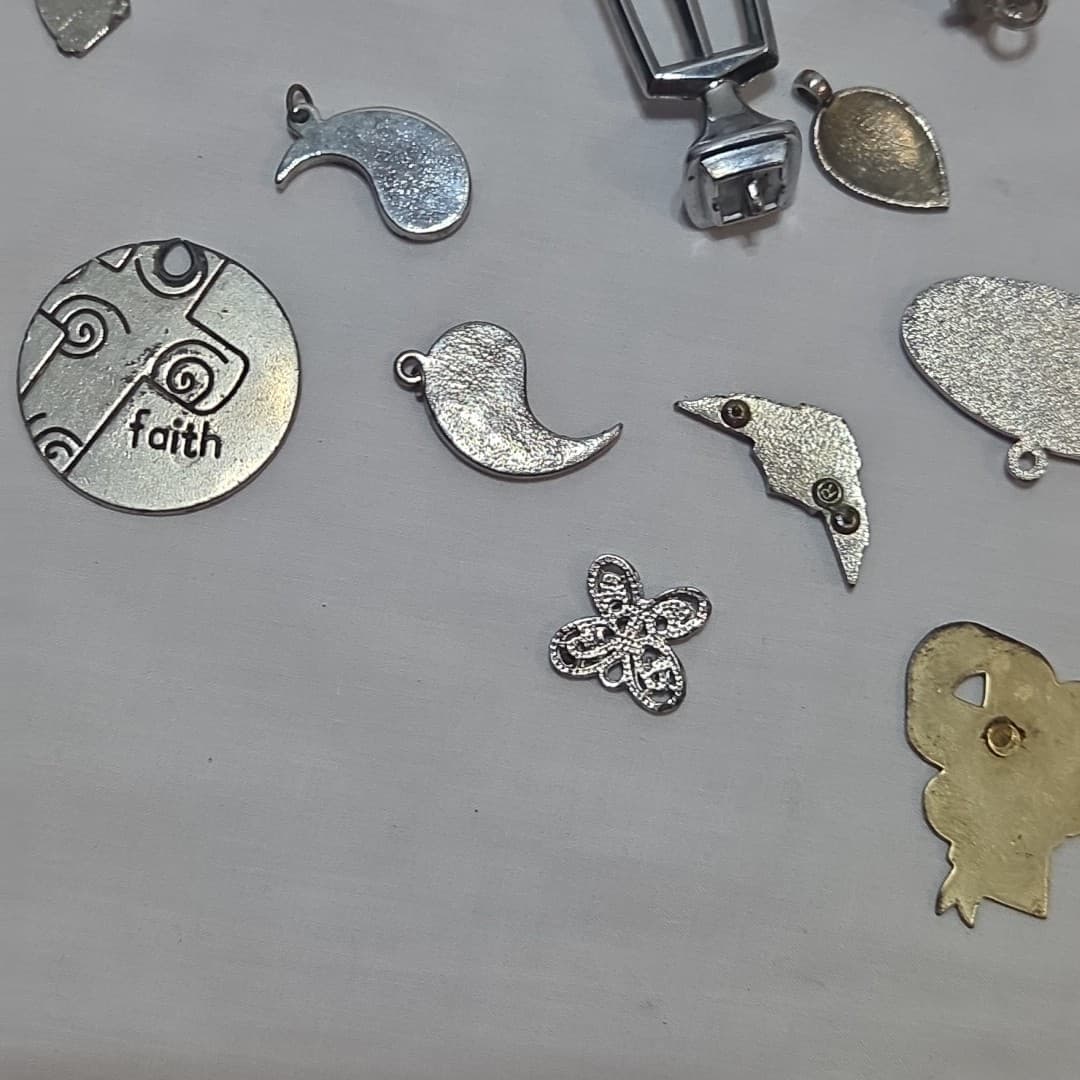 Mixed LOT 17: Pendants, Charms & Emblems: Vintage Olds' Hood Ordiment - Thumbnail 13