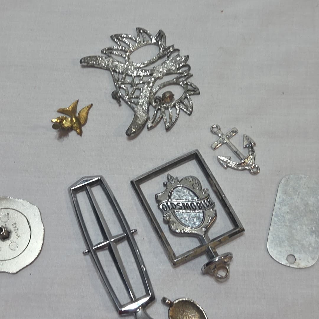 Mixed LOT 17: Pendants, Charms & Emblems: Vintage Olds' Hood Ordiment - Thumbnail 11