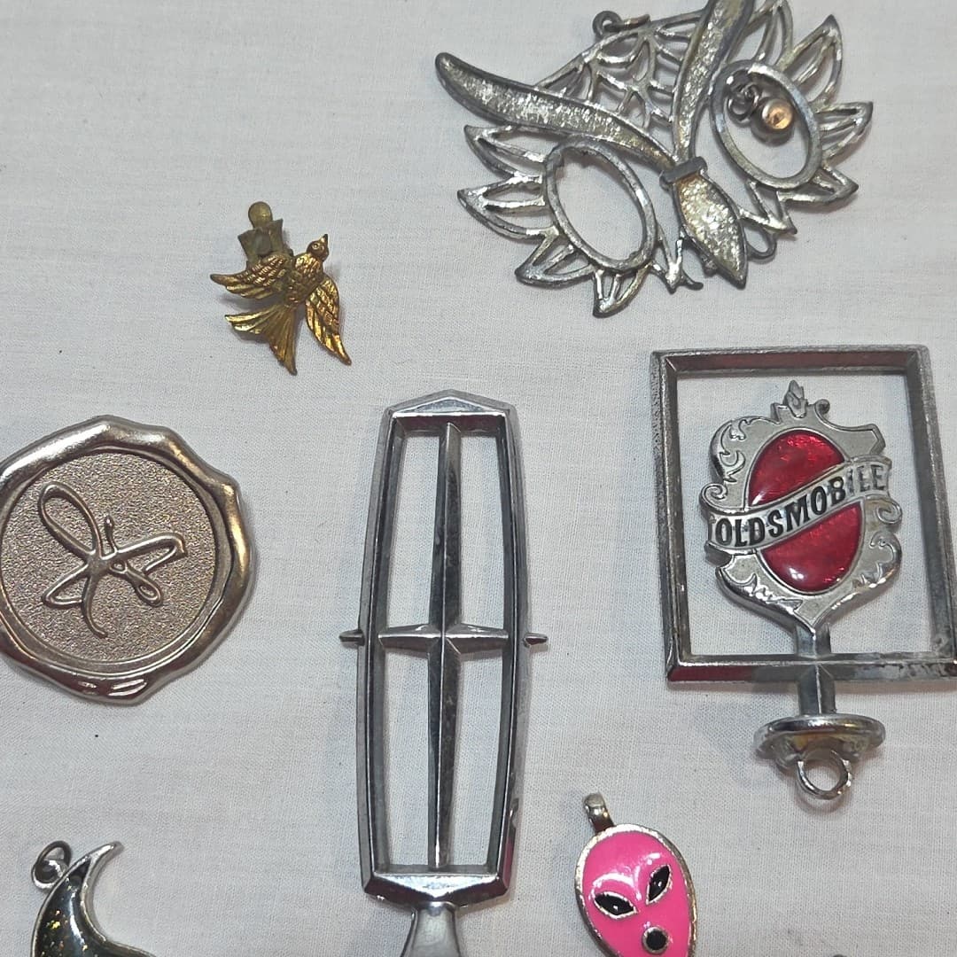 Mixed LOT 17: Pendants, Charms & Emblems: Vintage Olds' Hood Ordiment - Thumbnail 2