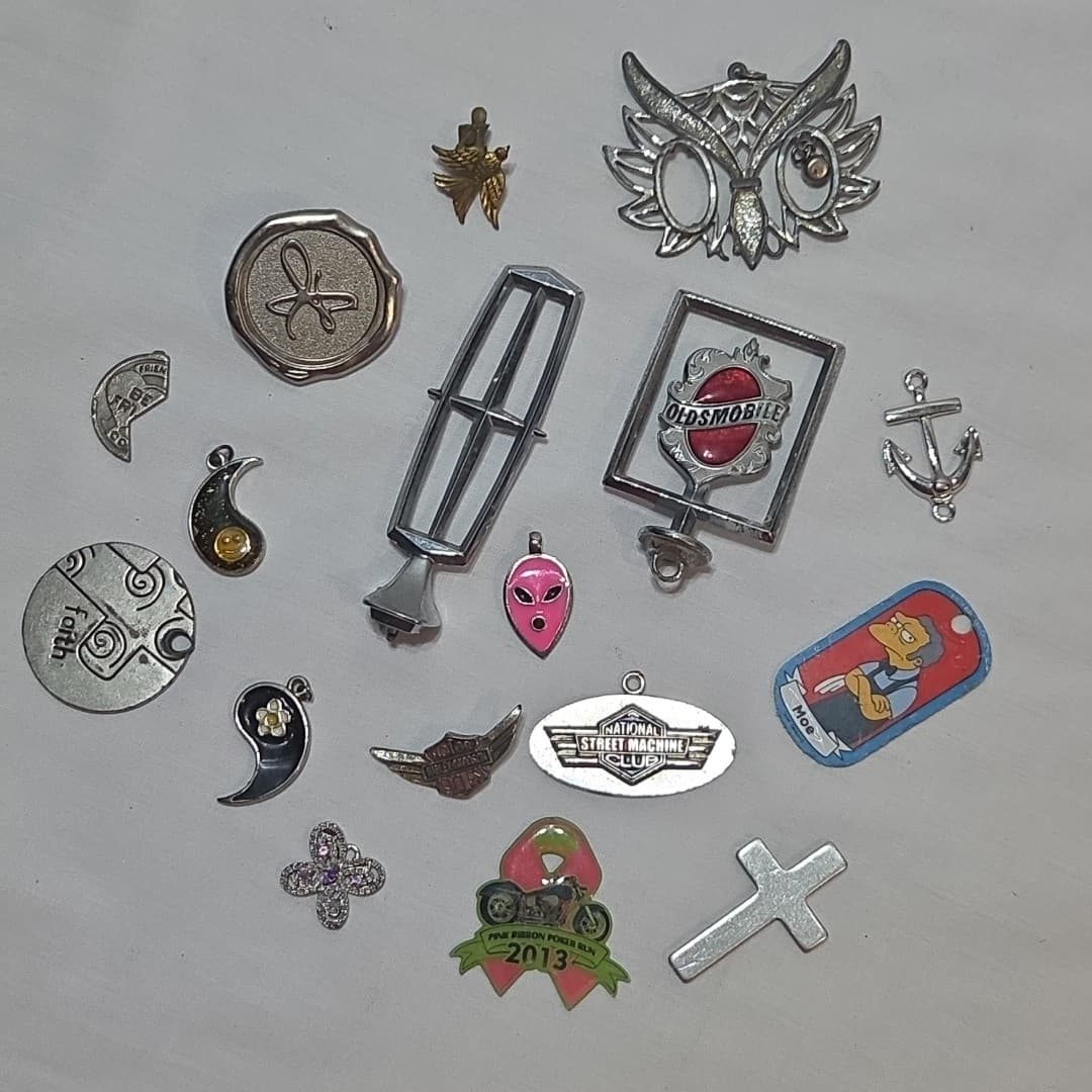 Mixed LOT 17: Pendants, Charms & Emblems: Vintage Olds' Hood Ordiment