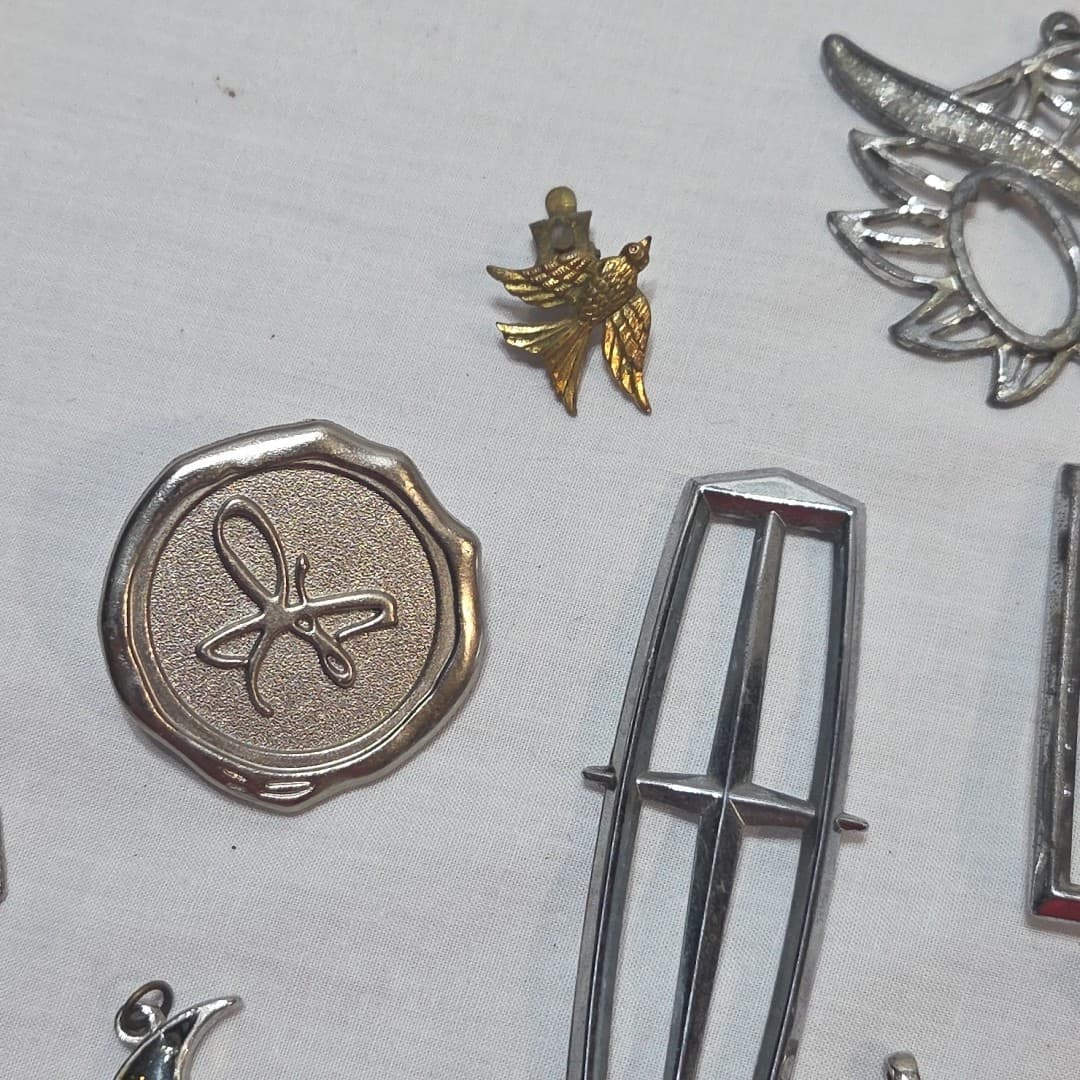 Mixed LOT 17: Pendants, Charms & Emblems: Vintage Olds' Hood Ordiment - Thumbnail 8