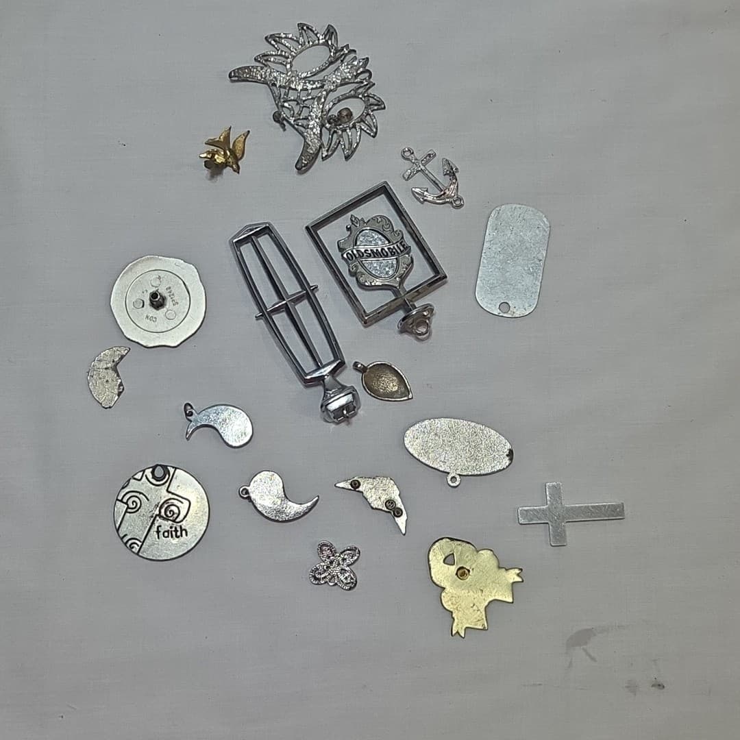 Mixed LOT 17: Pendants, Charms & Emblems: Vintage Olds' Hood Ordiment - Thumbnail 10