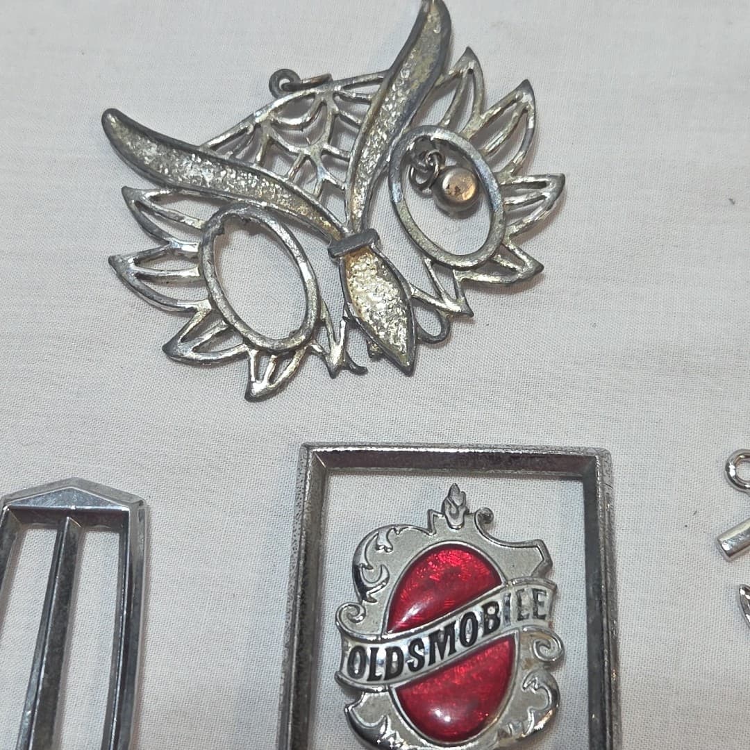 Mixed LOT 17: Pendants, Charms & Emblems: Vintage Olds' Hood Ordiment - Thumbnail 9