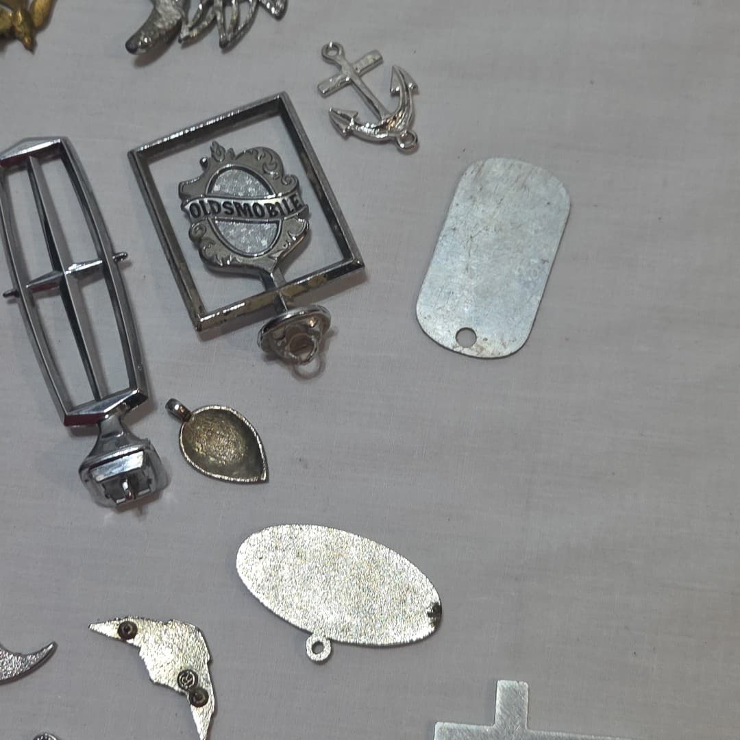 Mixed LOT 17: Pendants, Charms & Emblems: Vintage Olds' Hood Ordiment - Thumbnail 15
