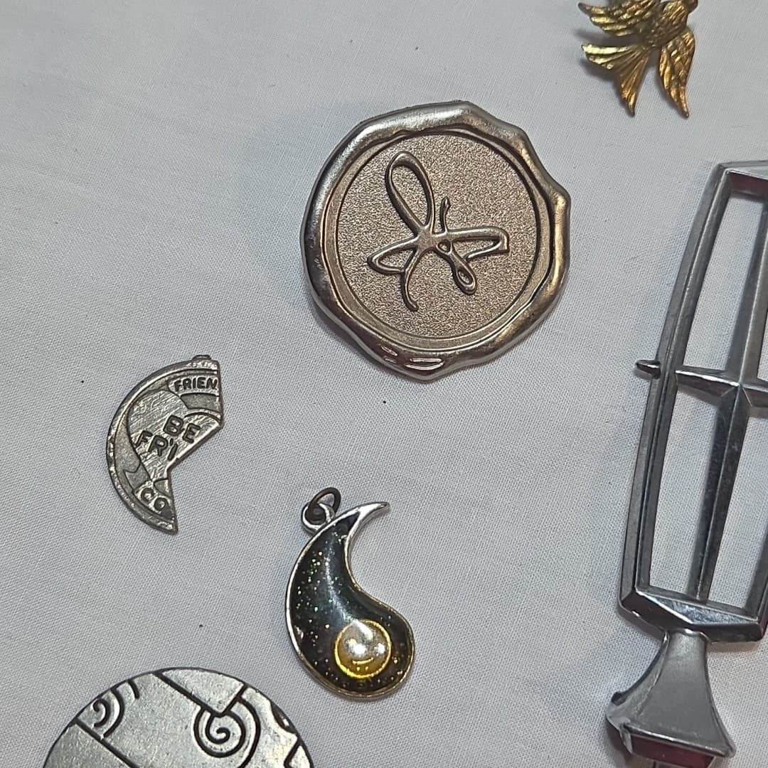 Mixed LOT 17: Pendants, Charms & Emblems: Vintage Olds' Hood Ordiment - Thumbnail 7