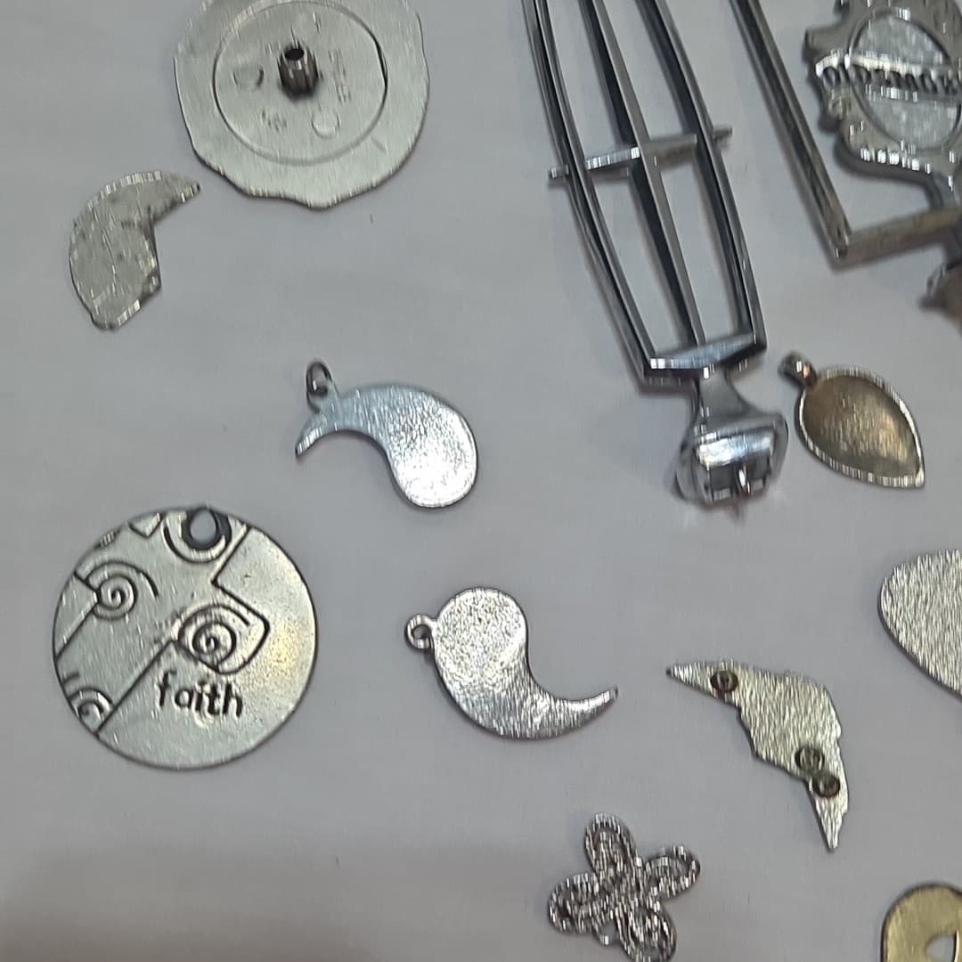 Mixed LOT 17: Pendants, Charms & Emblems: Vintage Olds' Hood Ordiment - Thumbnail 12