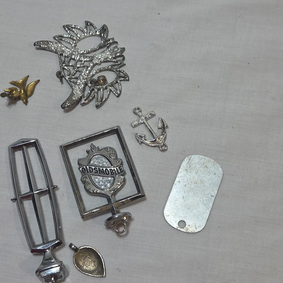 Mixed LOT 17: Pendants, Charms & Emblems: Vintage Olds' Hood Ordiment - Thumbnail 16