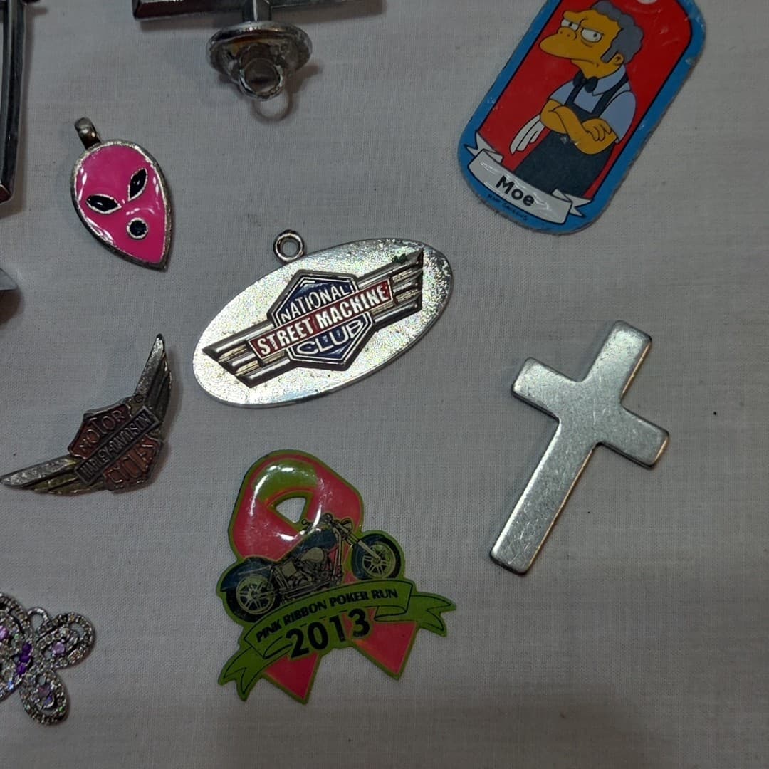 Mixed LOT 17: Pendants, Charms & Emblems: Vintage Olds' Hood Ordiment - Thumbnail 3