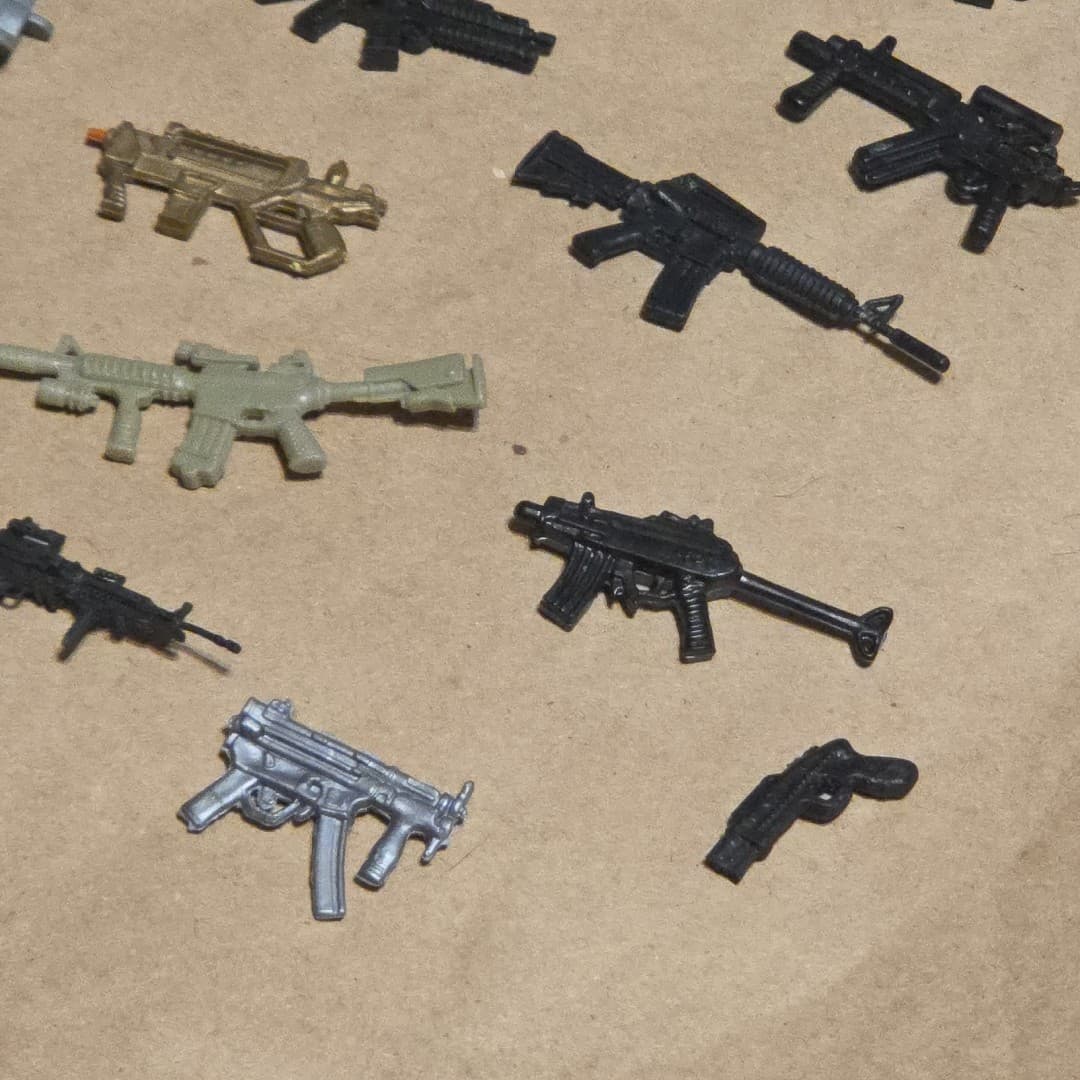 ACTION FIGURE ACCESSORIES LOT OF 38 TOY HAND GUNS RIFLES WEAPONS And More - Thumbnail 5