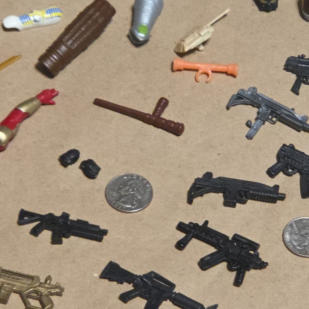 ACTION FIGURE ACCESSORIES LOT OF 38 TOY HAND GUNS RIFLES WEAPONS And More - Thumbnail 6