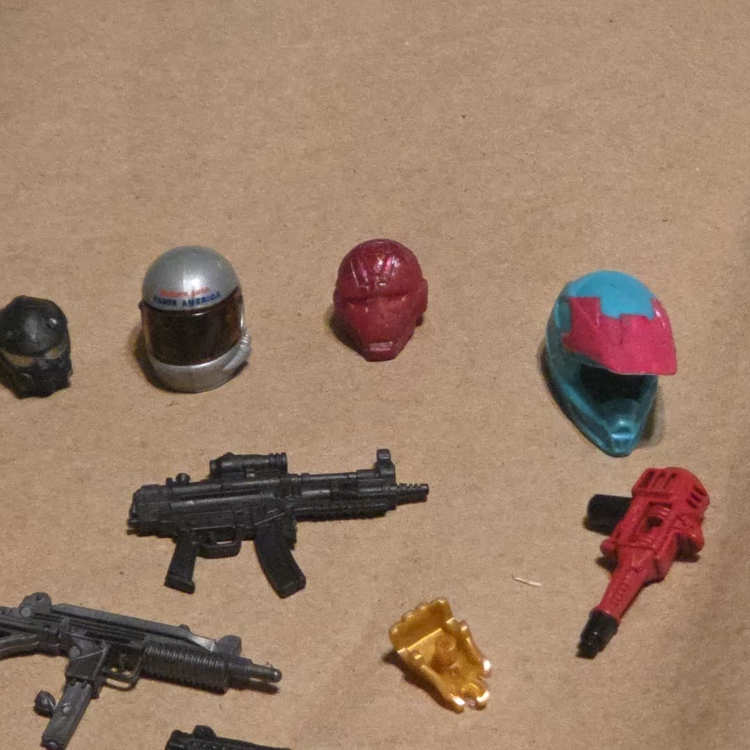 ACTION FIGURE ACCESSORIES LOT OF 38 TOY HAND GUNS RIFLES WEAPONS And More - Thumbnail 11