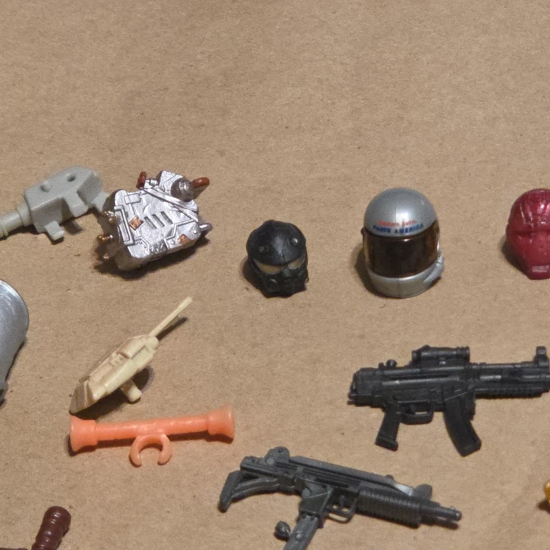 ACTION FIGURE ACCESSORIES LOT OF 38 TOY HAND GUNS RIFLES WEAPONS And More - Thumbnail 12