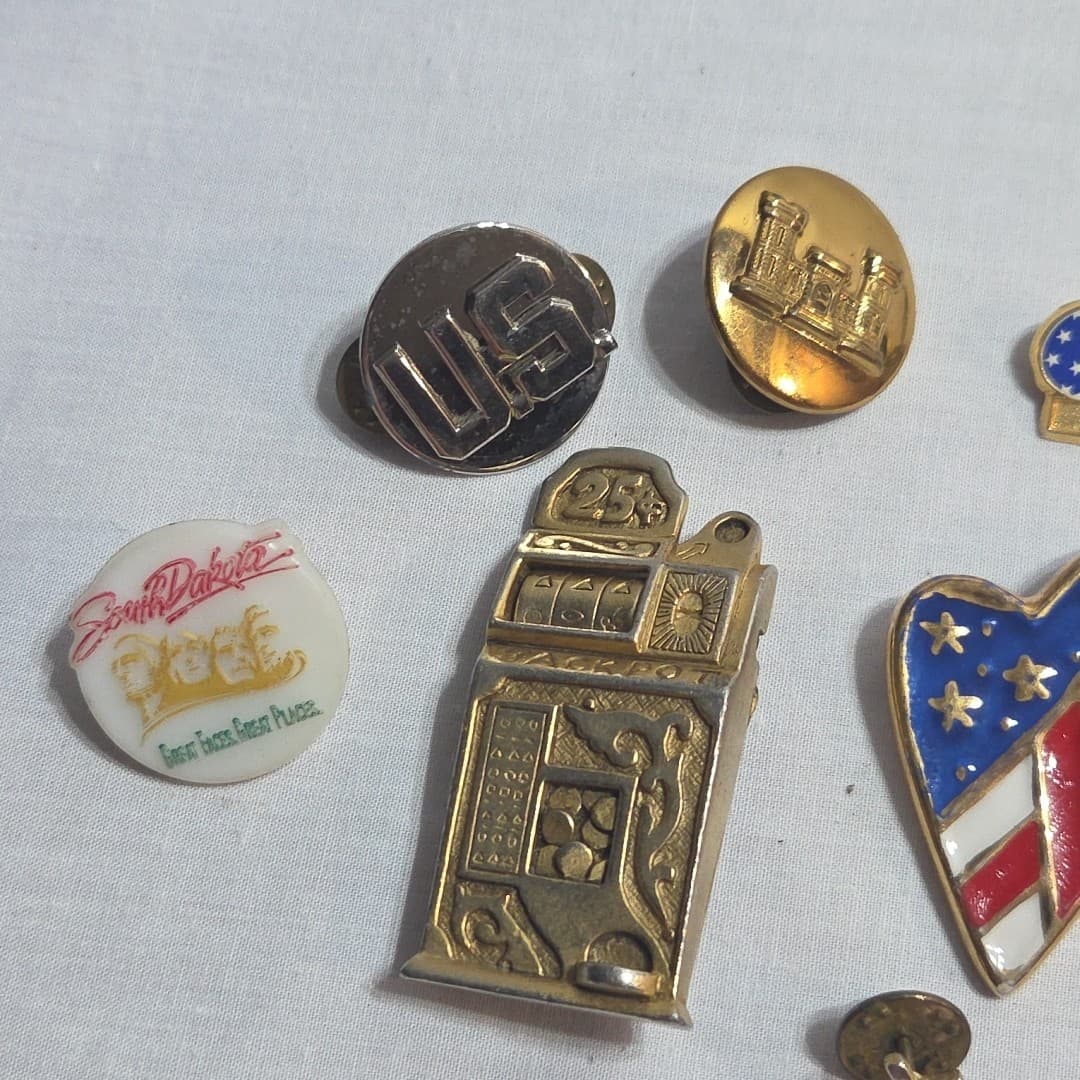 Mixed Lot of 8 Vintage American Pride & Military Pins - Thumbnail 2