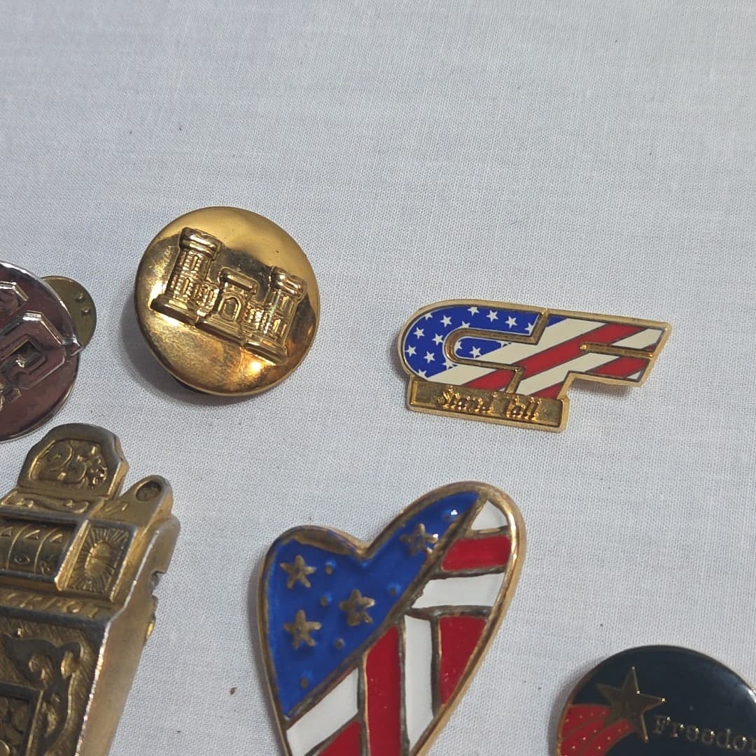 Mixed Lot of 8 Vintage American Pride & Military Pins - Thumbnail 3