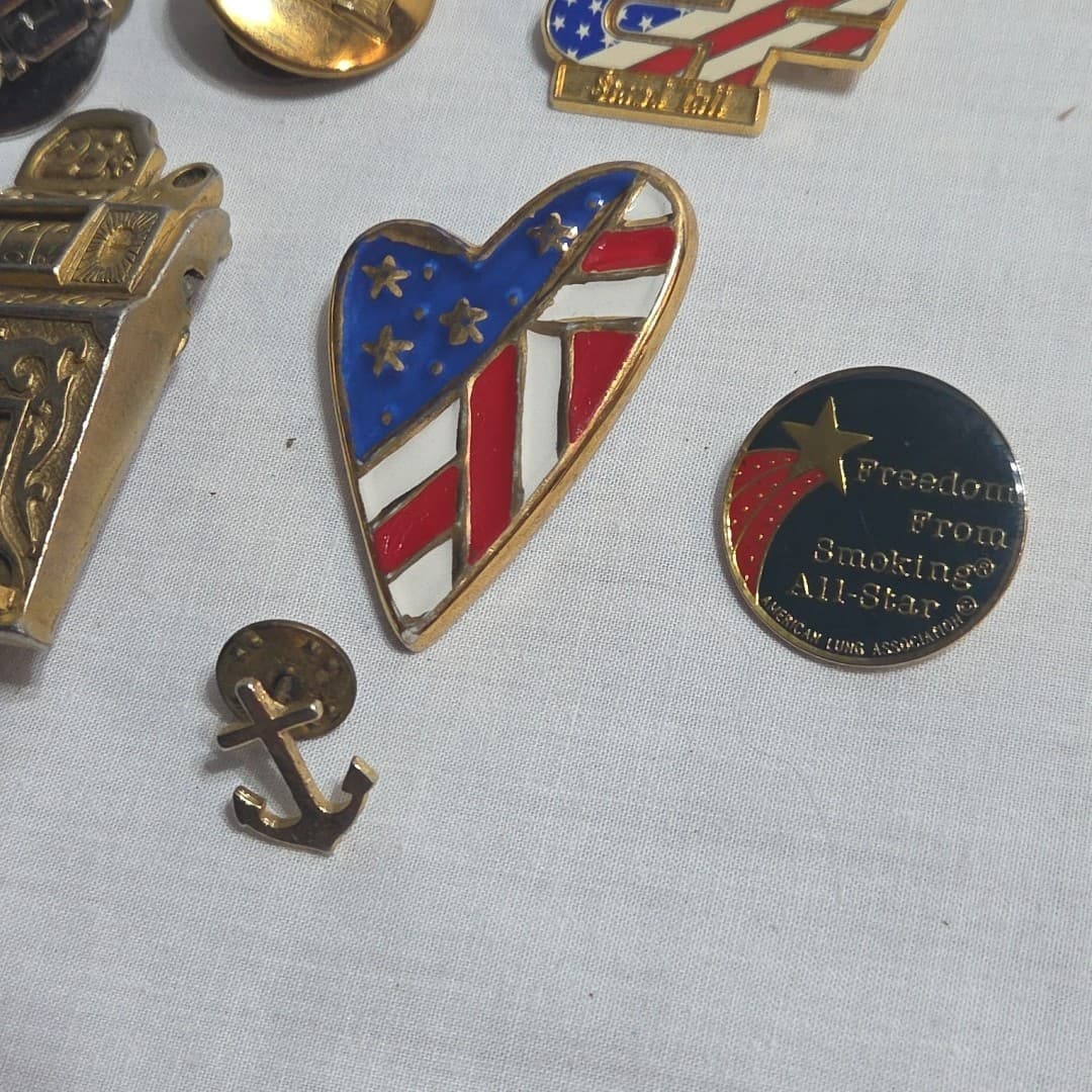 Mixed Lot of 8 Vintage American Pride & Military Pins - Thumbnail 4