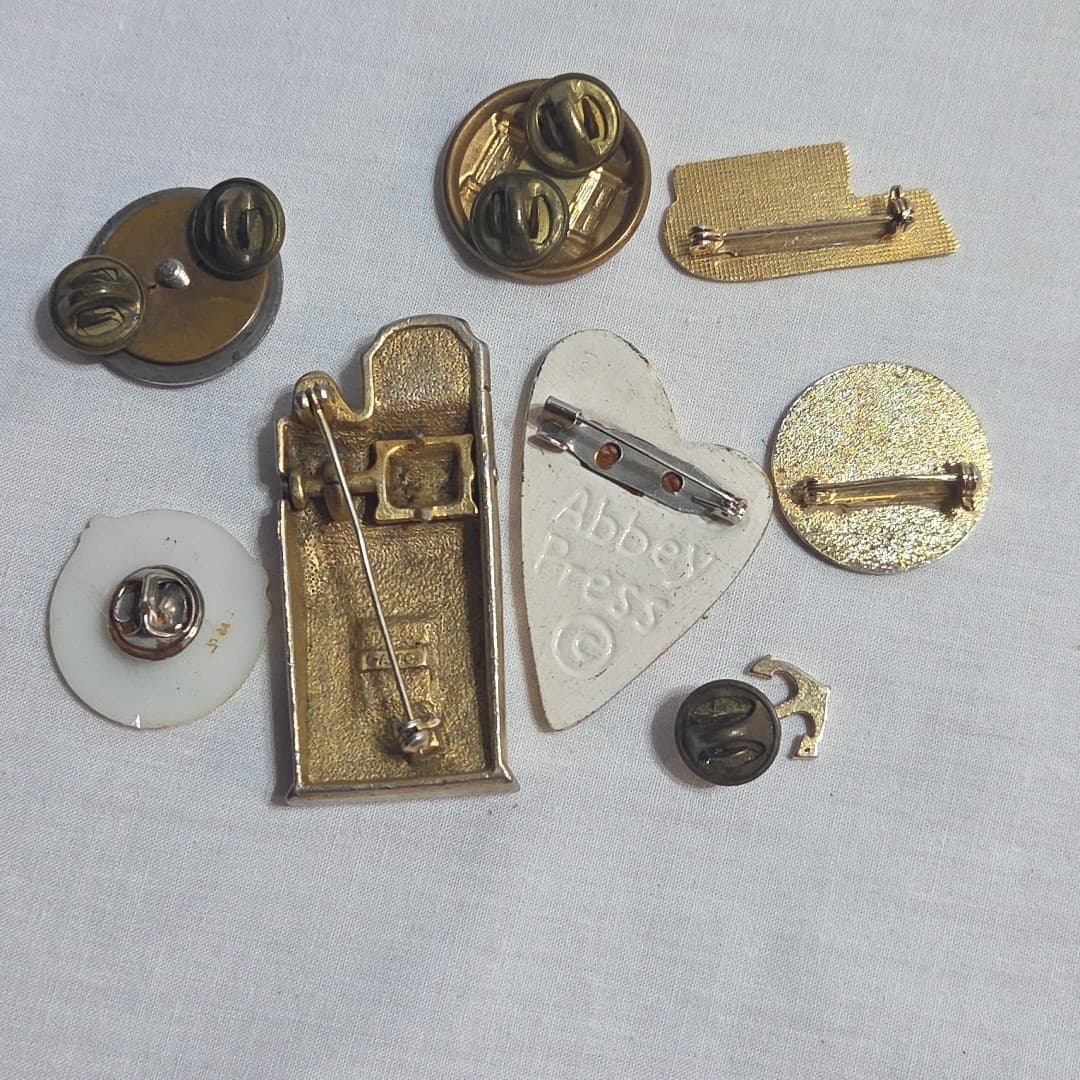 Mixed Lot of 8 Vintage American Pride & Military Pins - Thumbnail 5