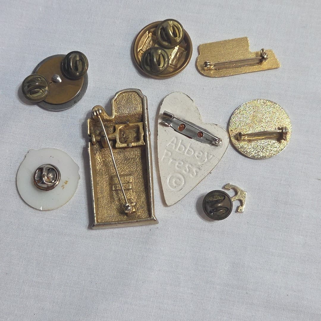 Mixed Lot of 8 Vintage American Pride & Military Pins - Thumbnail 6