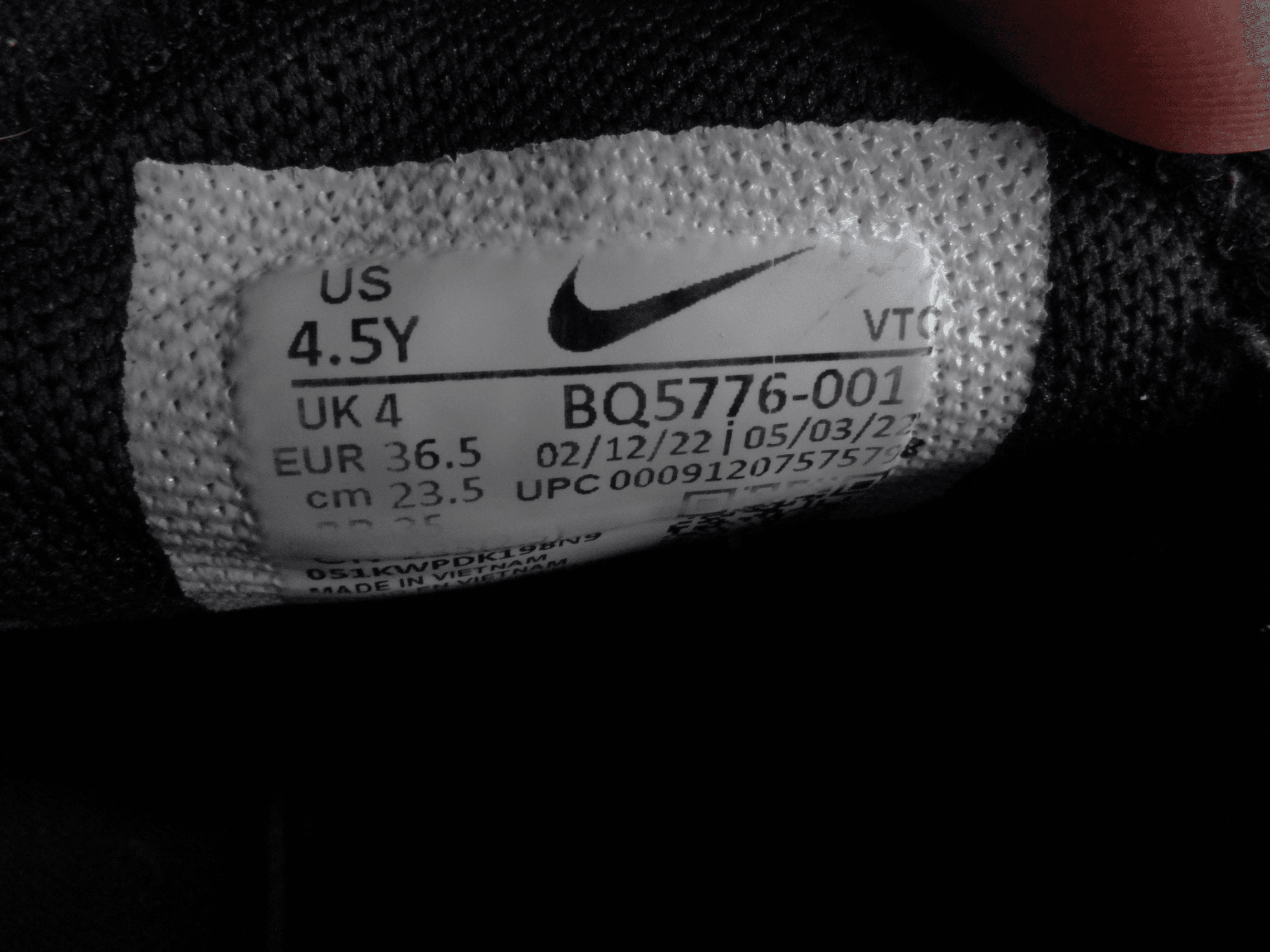Nike Air Max 270 Triple Black Kids Running Shoes BQ5776-001 Size 4.5Y Mens 4.5 - Thumbnail 3