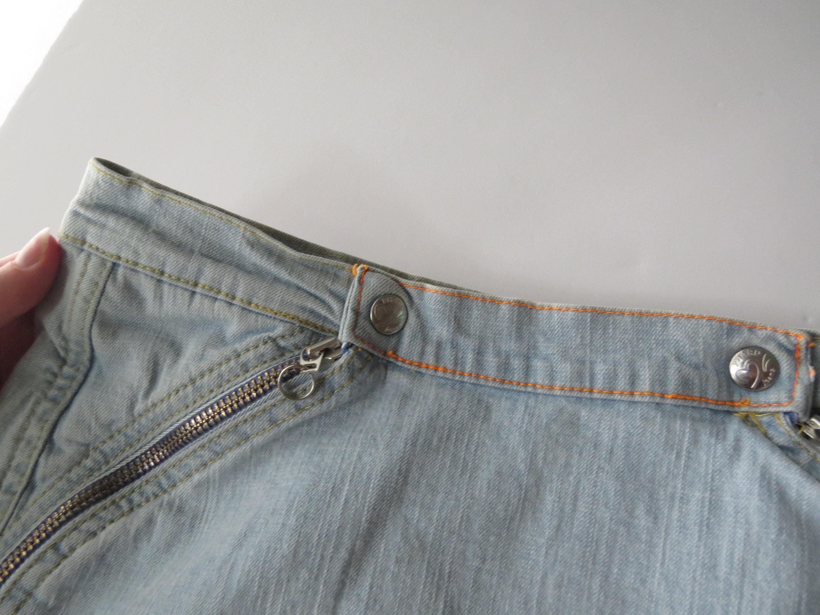 Italian Vintage Phard Denim Mini Skirt, XS, Light Wash Curved Zipper Micro, 2000s Italy - Thumbnail 7