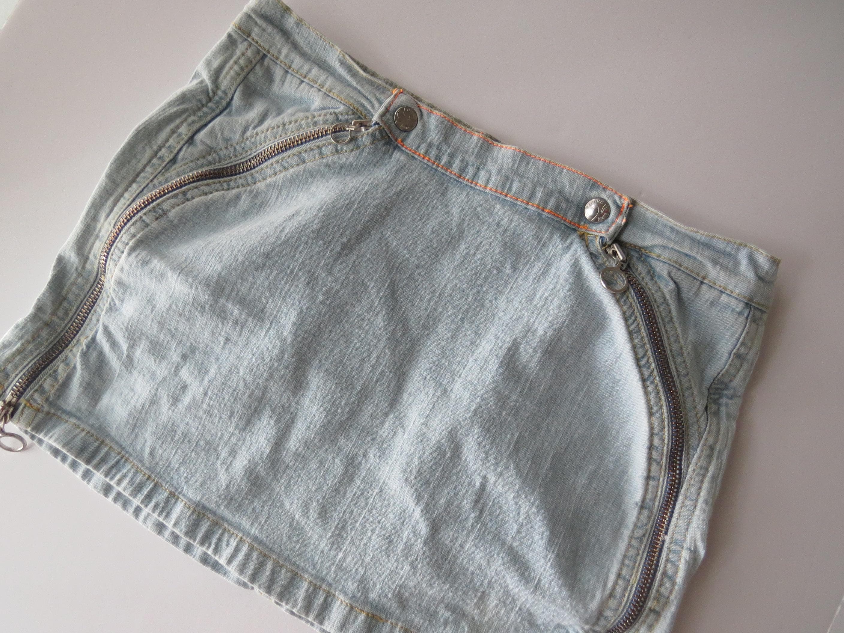 Italian Vintage Phard Denim Mini Skirt, XS, Light Wash Curved Zipper Micro, 2000s Italy - Thumbnail 3