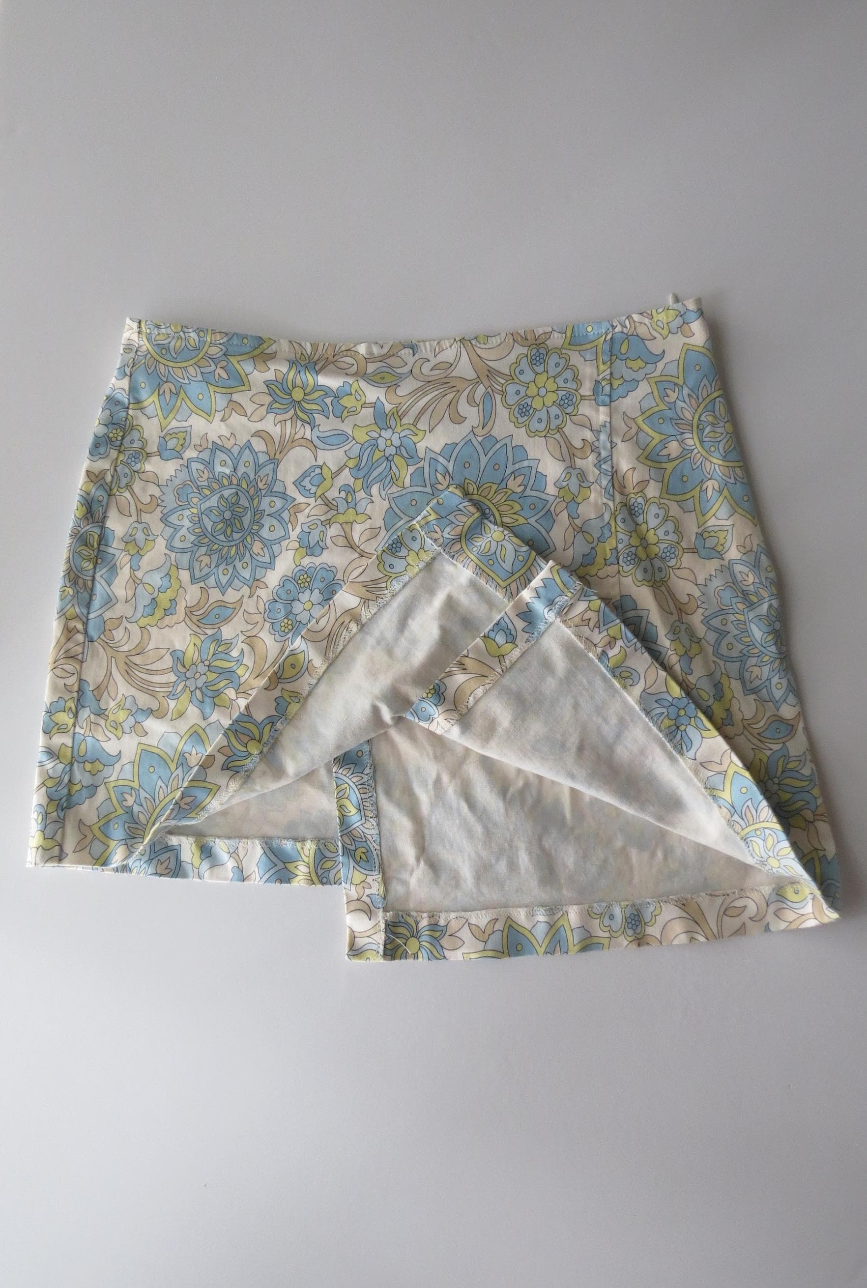 Italian Vintage Sisley FloralWrap Mini Skirt, Blue Green Paisley Print, Made in Italy - Thumbnail 3