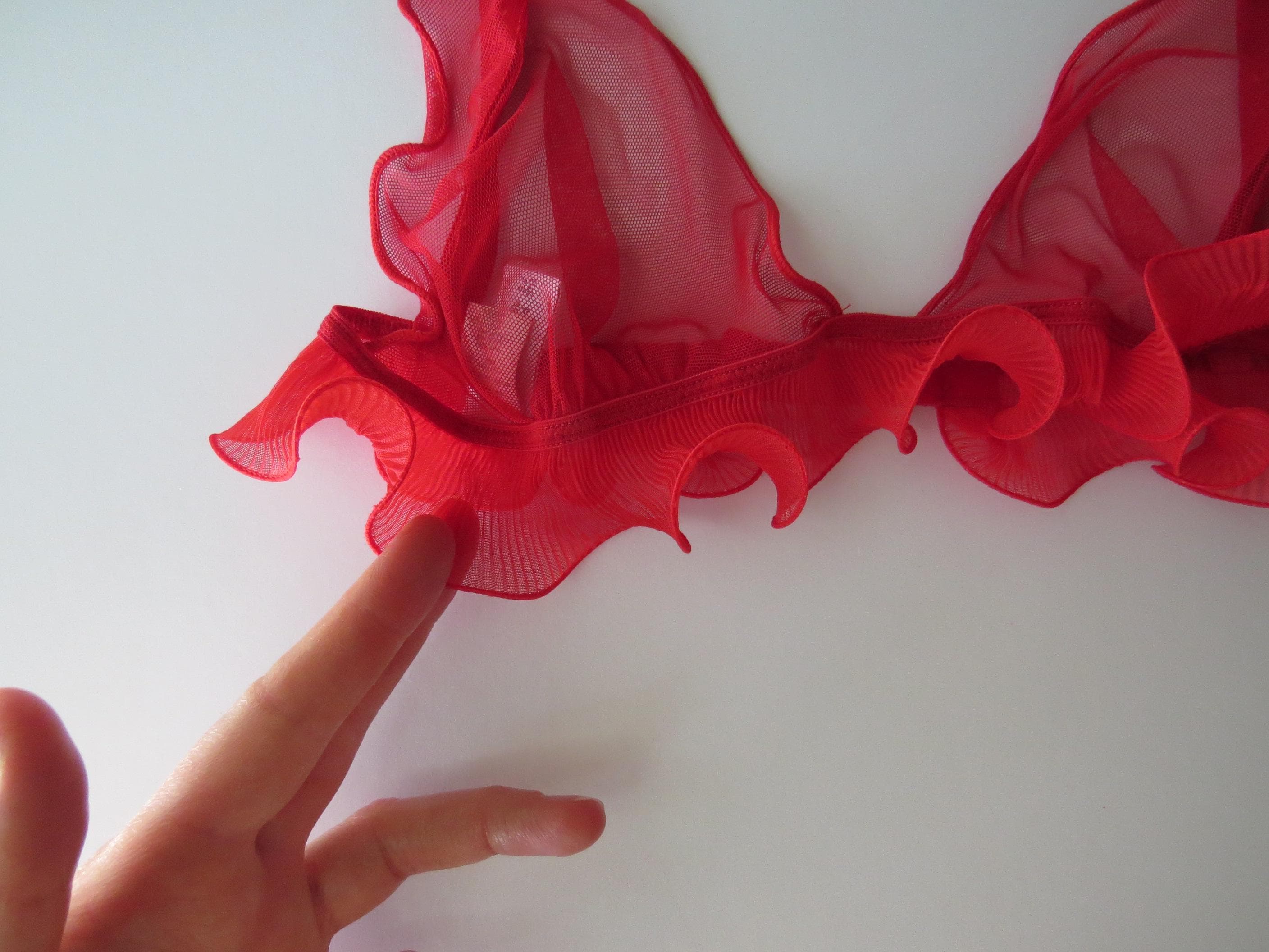 Malizia La Perla Cherry Red Mesh Ruffle Bralette, Made in Italy, Vintage Italian 2000s - Thumbnail 3