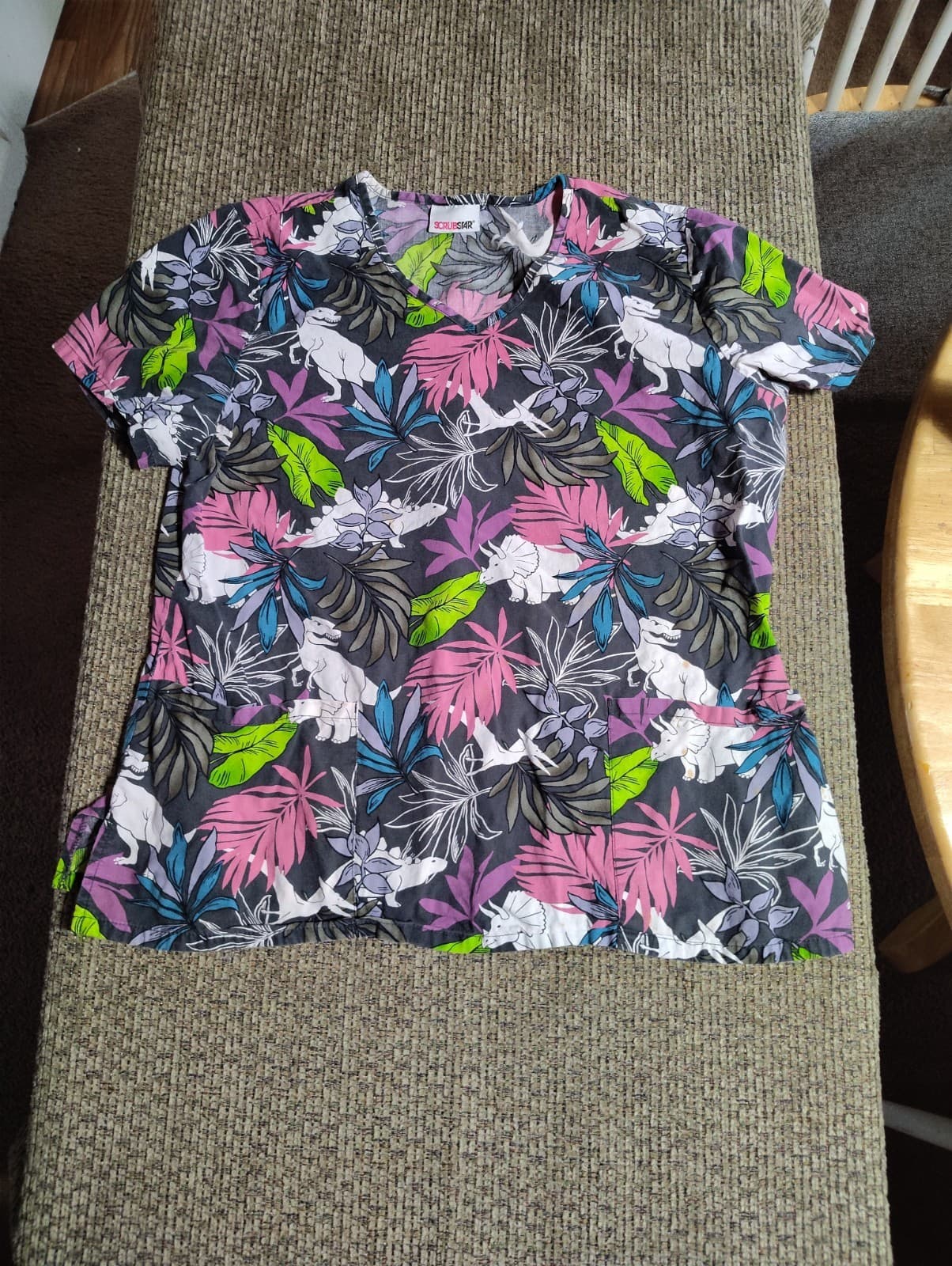 SCRUBSTAR LADIES DINOSAUR THEME NURSING SCRUB TOP SIZE Large 2 FRONT POCKETS NEW