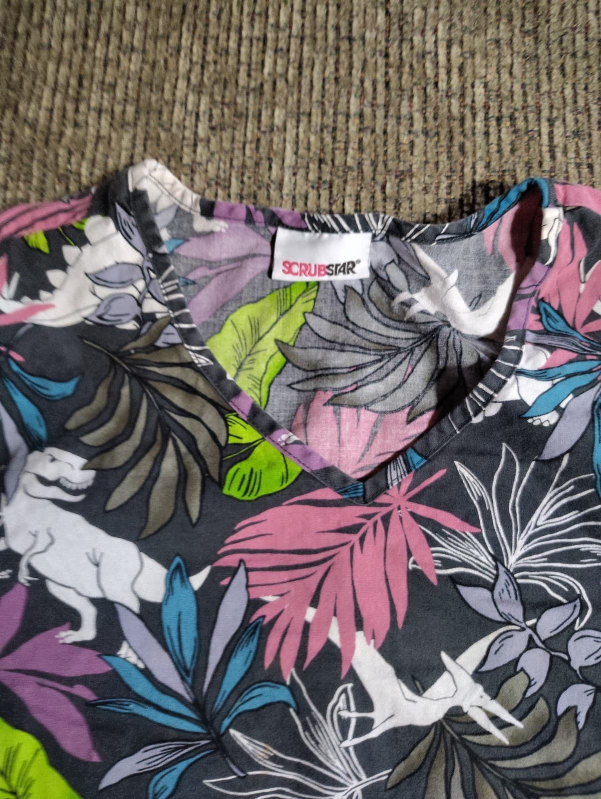 SCRUBSTAR LADIES DINOSAUR THEME NURSING SCRUB TOP SIZE Large 2 FRONT POCKETS NEW - Thumbnail 4