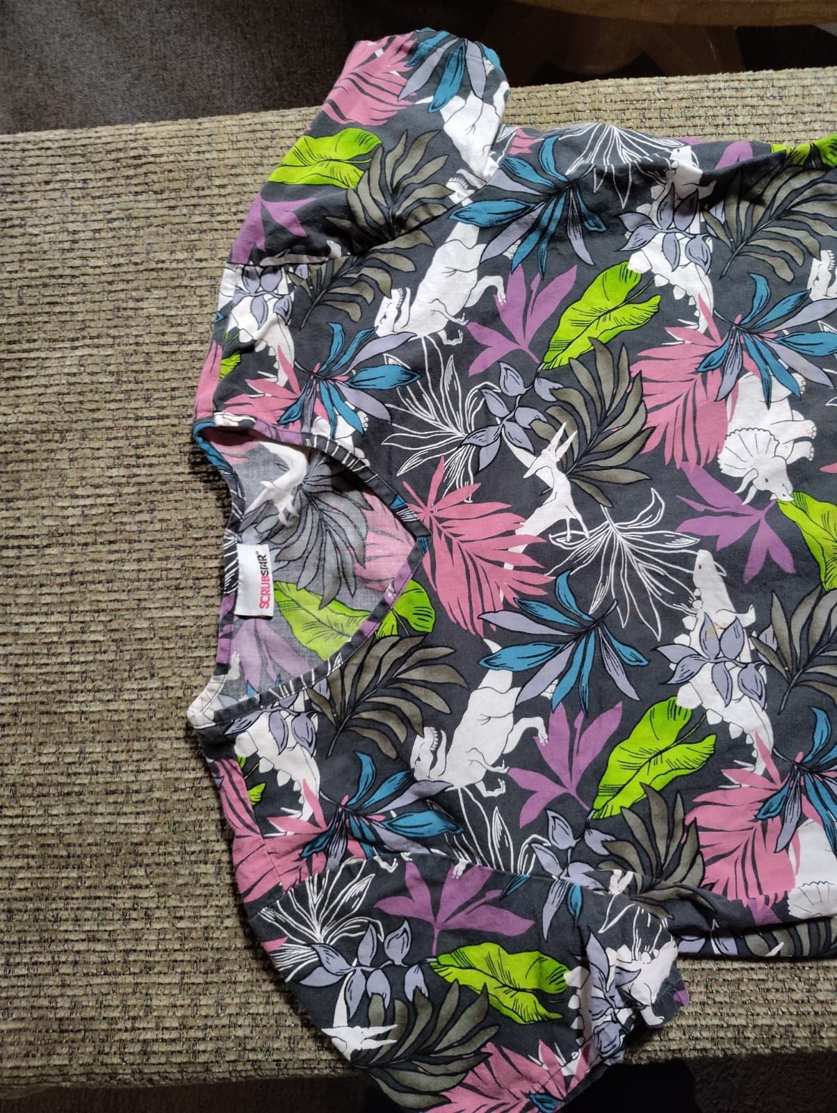 SCRUBSTAR LADIES DINOSAUR THEME NURSING SCRUB TOP SIZE Large 2 FRONT POCKETS NEW - Thumbnail 5
