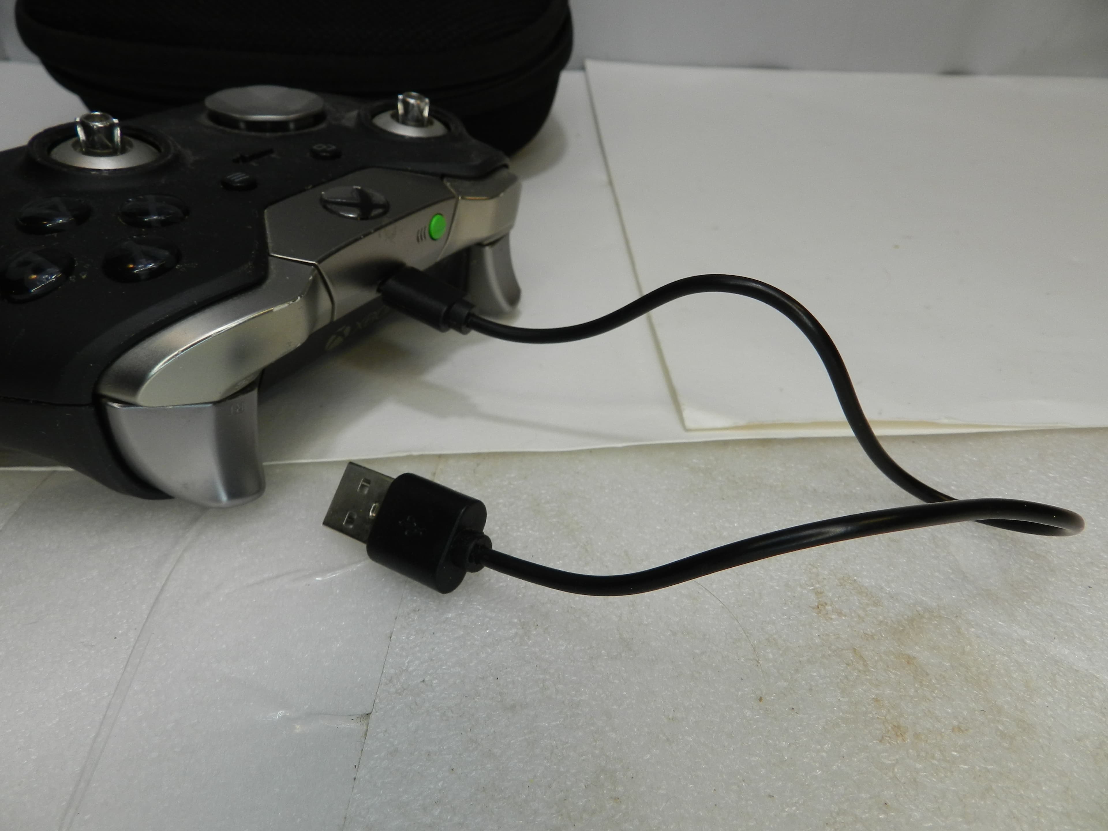 Xbox One Elite Series 1 Controller Model 1698 W/ Case  (O87M) - Thumbnail 6