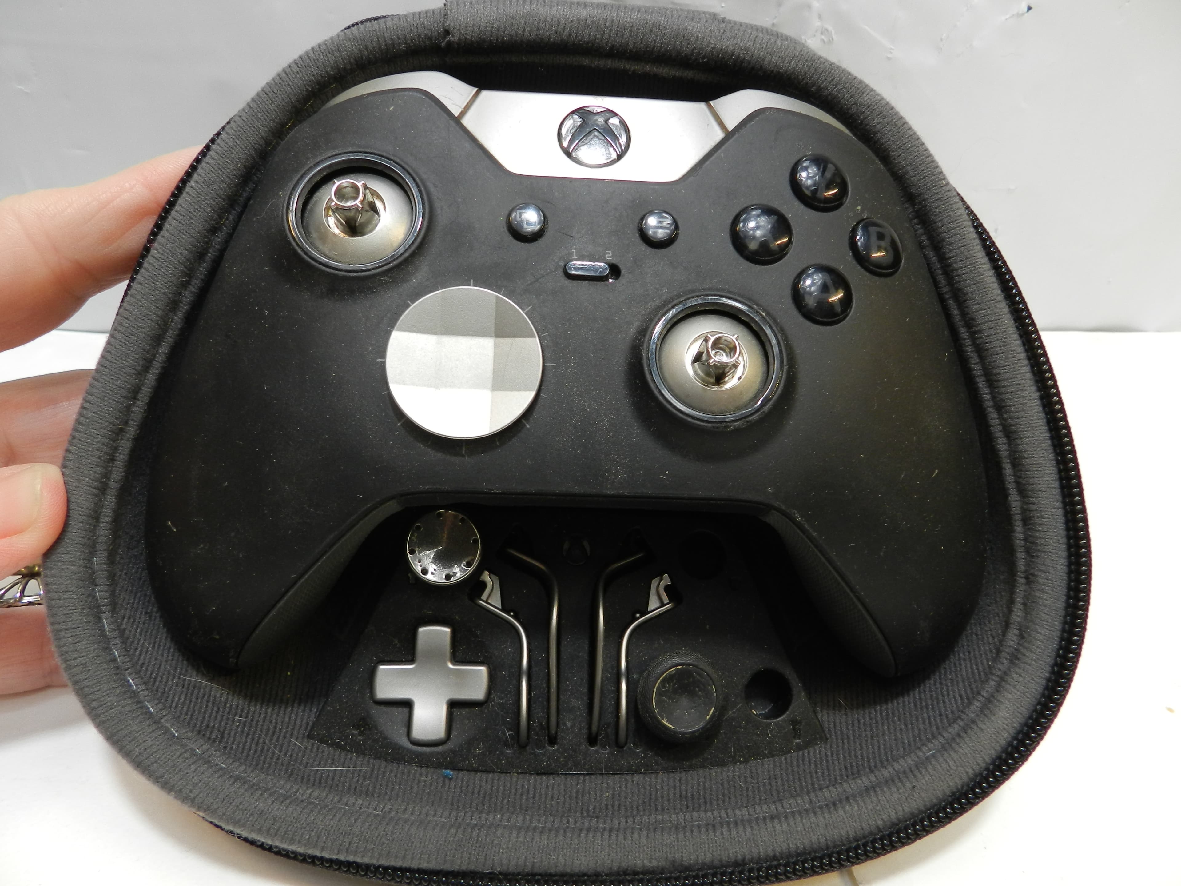 Xbox One Elite Series 1 Controller Model 1698 W/ Case  (O87M) - Thumbnail 9