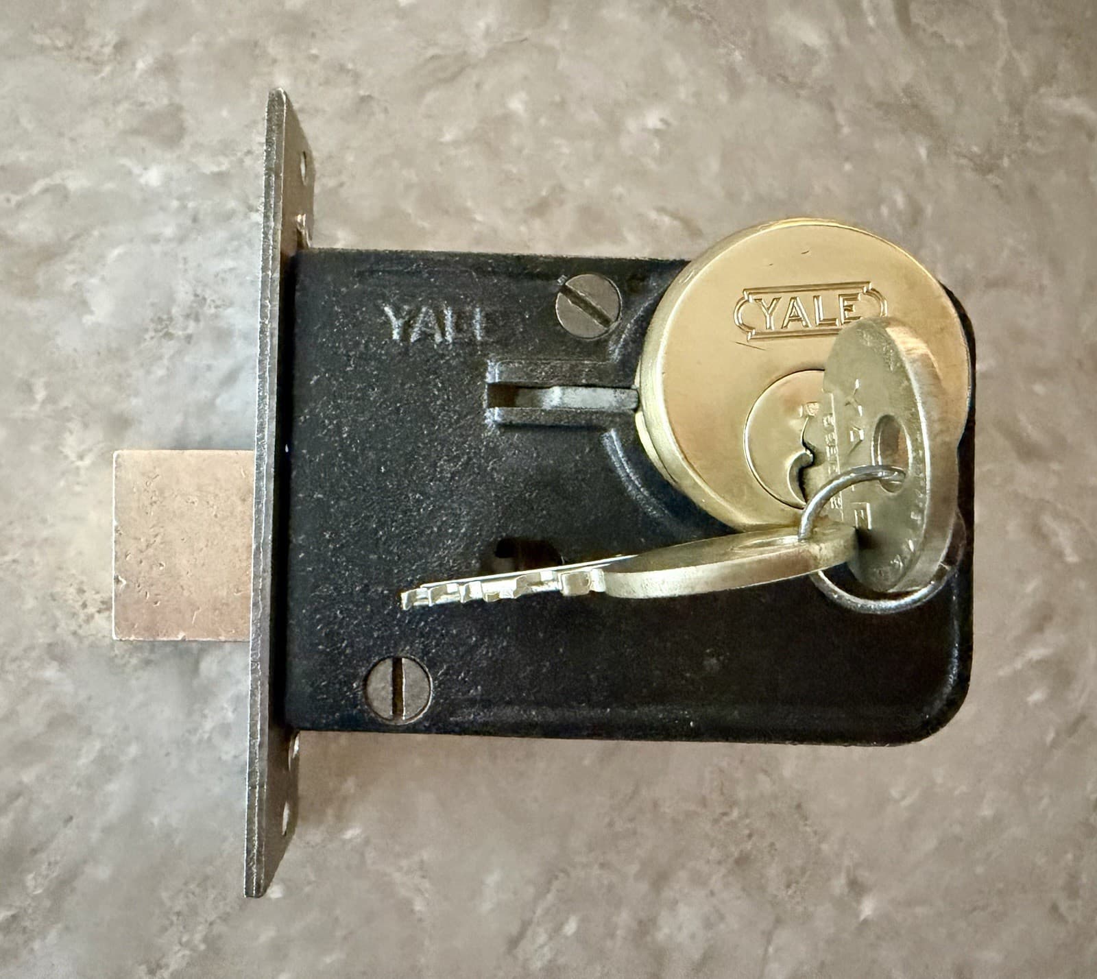 Vintage Yale Rim Deadbolt Lock w/ 2 Keys Brass Strike Cleaned Complete - Thumbnail 3