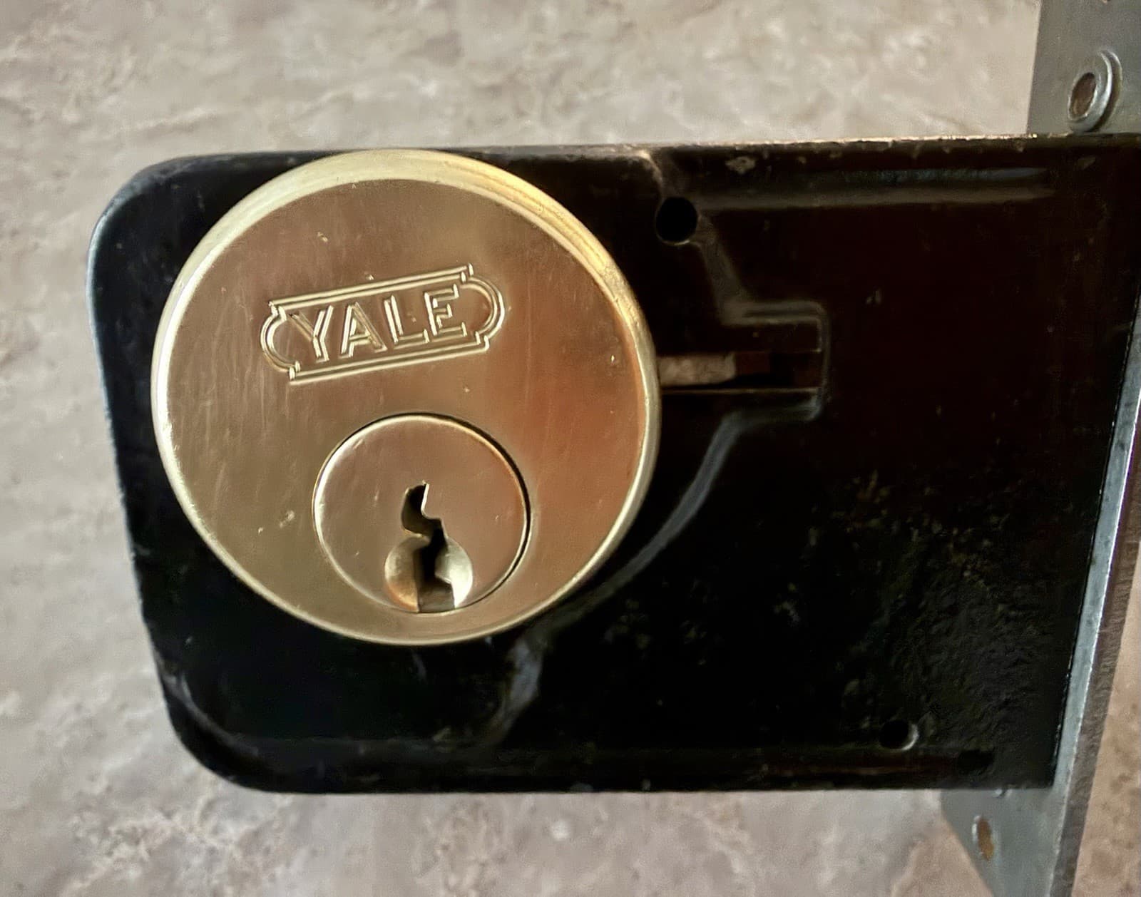 Vintage Yale Rim Deadbolt Lock w/ 2 Keys Brass Strike Cleaned Complete - Thumbnail 8