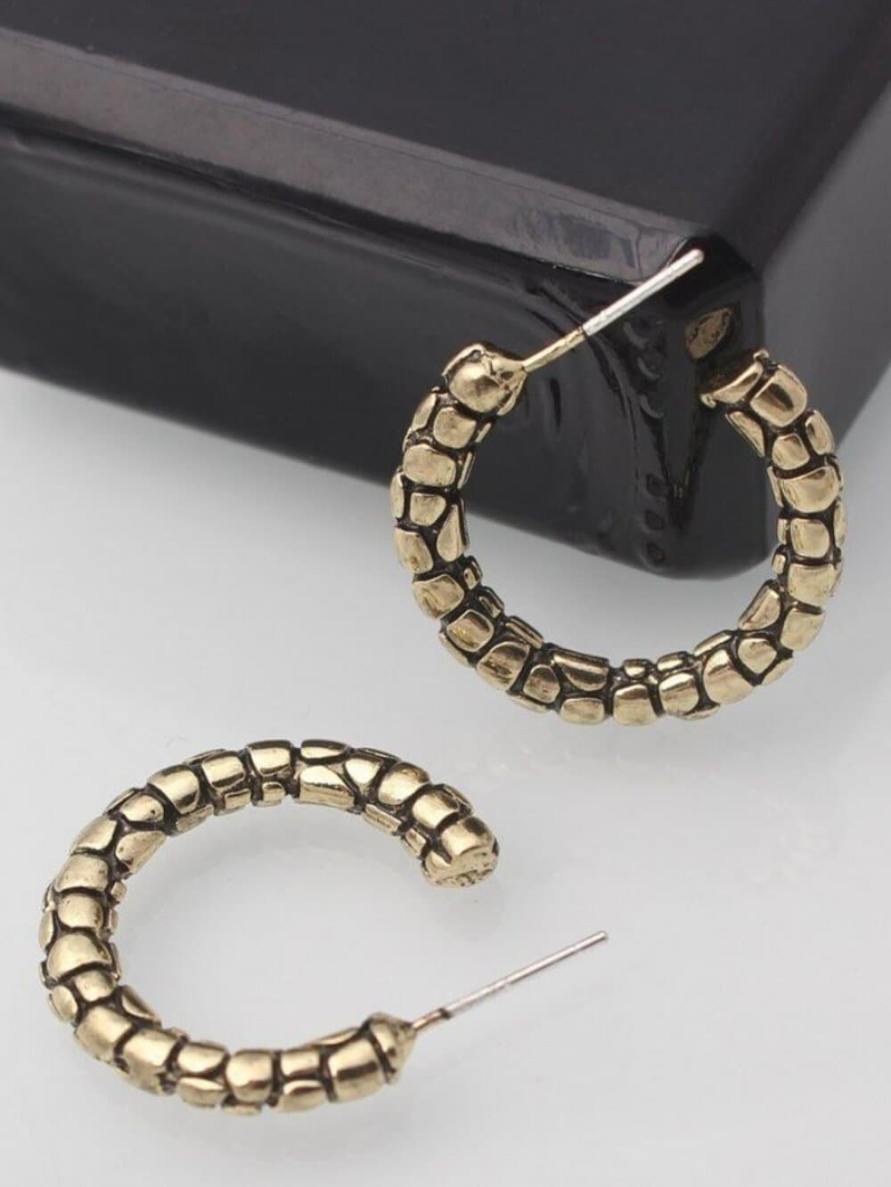 Leighton Kie Cobblestone Pattern Hoop Earrings Gold Black Womens Gift Packaged - Thumbnail 3