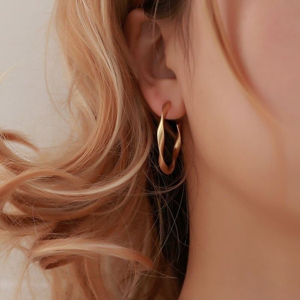 Emma Ellison Delicate Twist Hoop Minimalistic Earrings Gold Gift Packaged - Thumbnail 2
