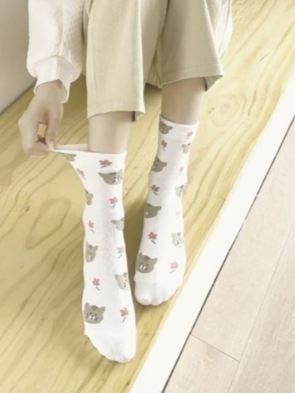 Andi Larose Womens Kitty Cat Pattern Socks Gray on White Gift Packaged - Thumbnail 3