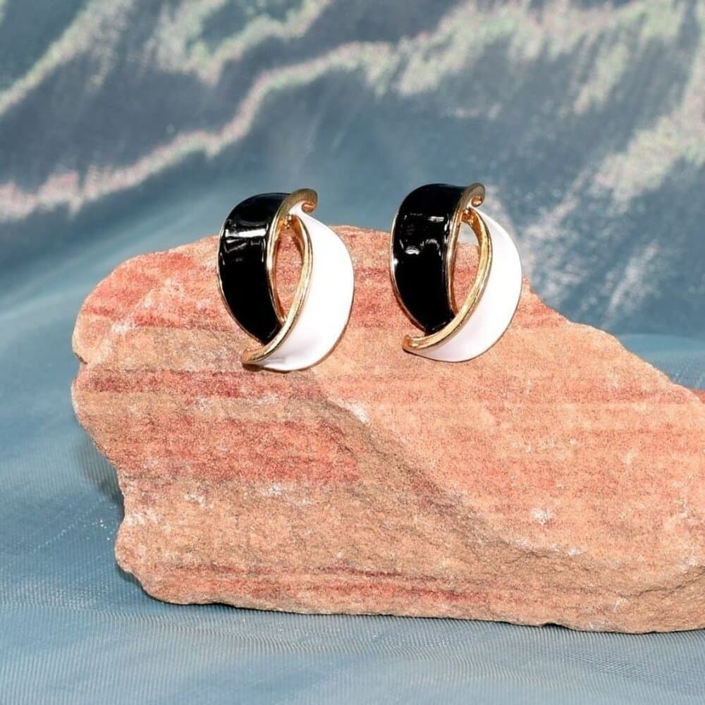 Ashlyn Ellie Artiste Petal Earrings White and Deep Black on Gold Gift Packaged - Thumbnail 2