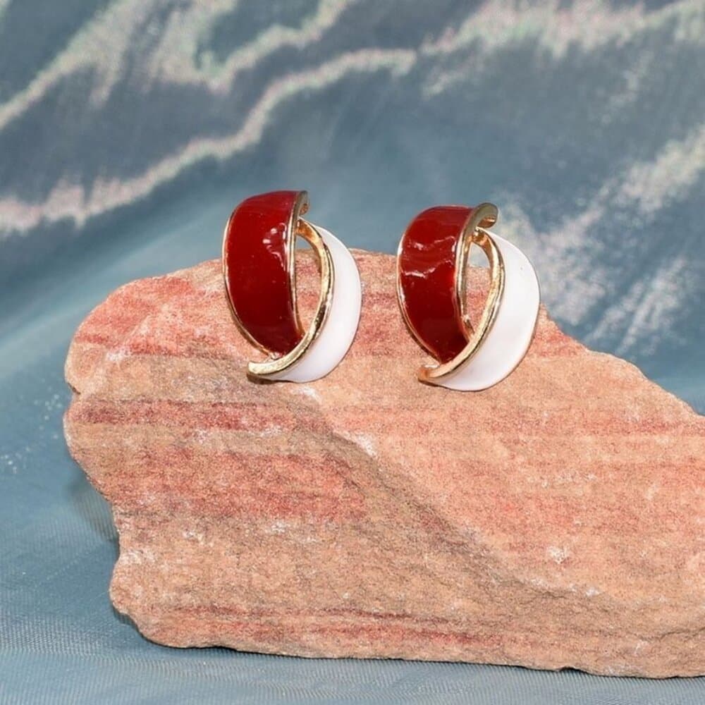 Ashlyn Ellie Artiste Petal Earrings Soft White and Deep Red on Gold Gift Package - Thumbnail 2